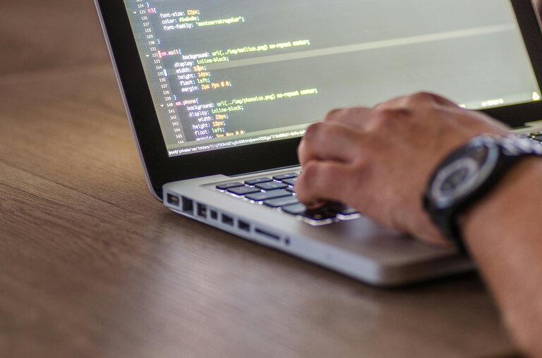 Personne modifiant du code sur un ordianteur Personne modifiant du code sur un ordianteur