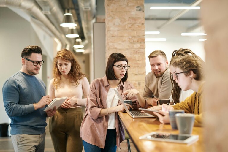 Ensemble des personnes debouts prtagrant leurs idées