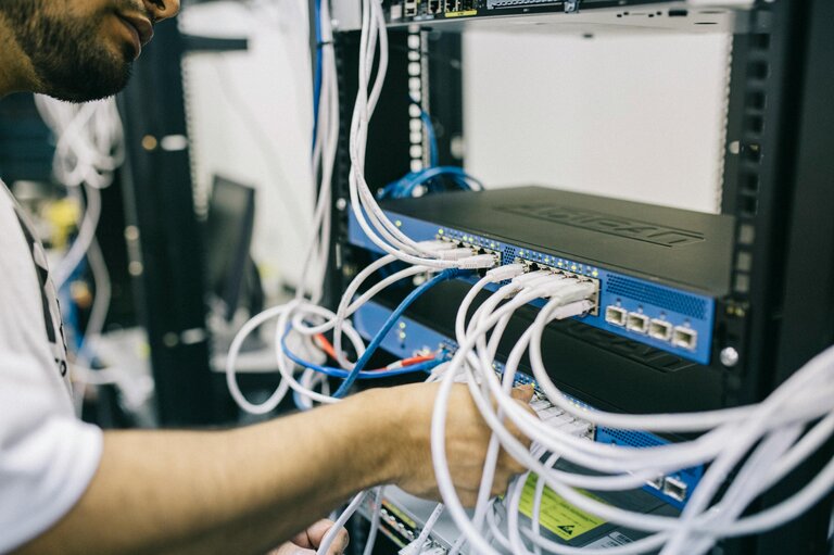 Personne branchant des cables pour la configuration d'un serveur