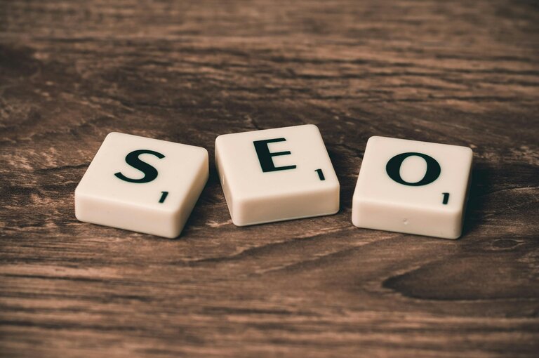 Lettres de Scrabble disposés pour former l'abréviation SEO